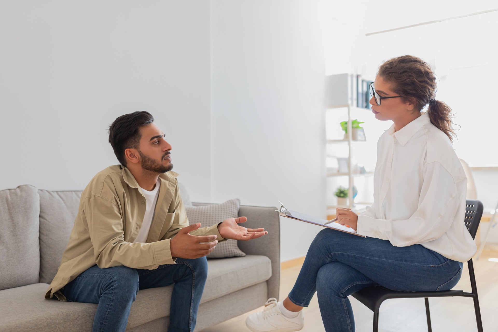 Uomo e donna in una sessione di terapia