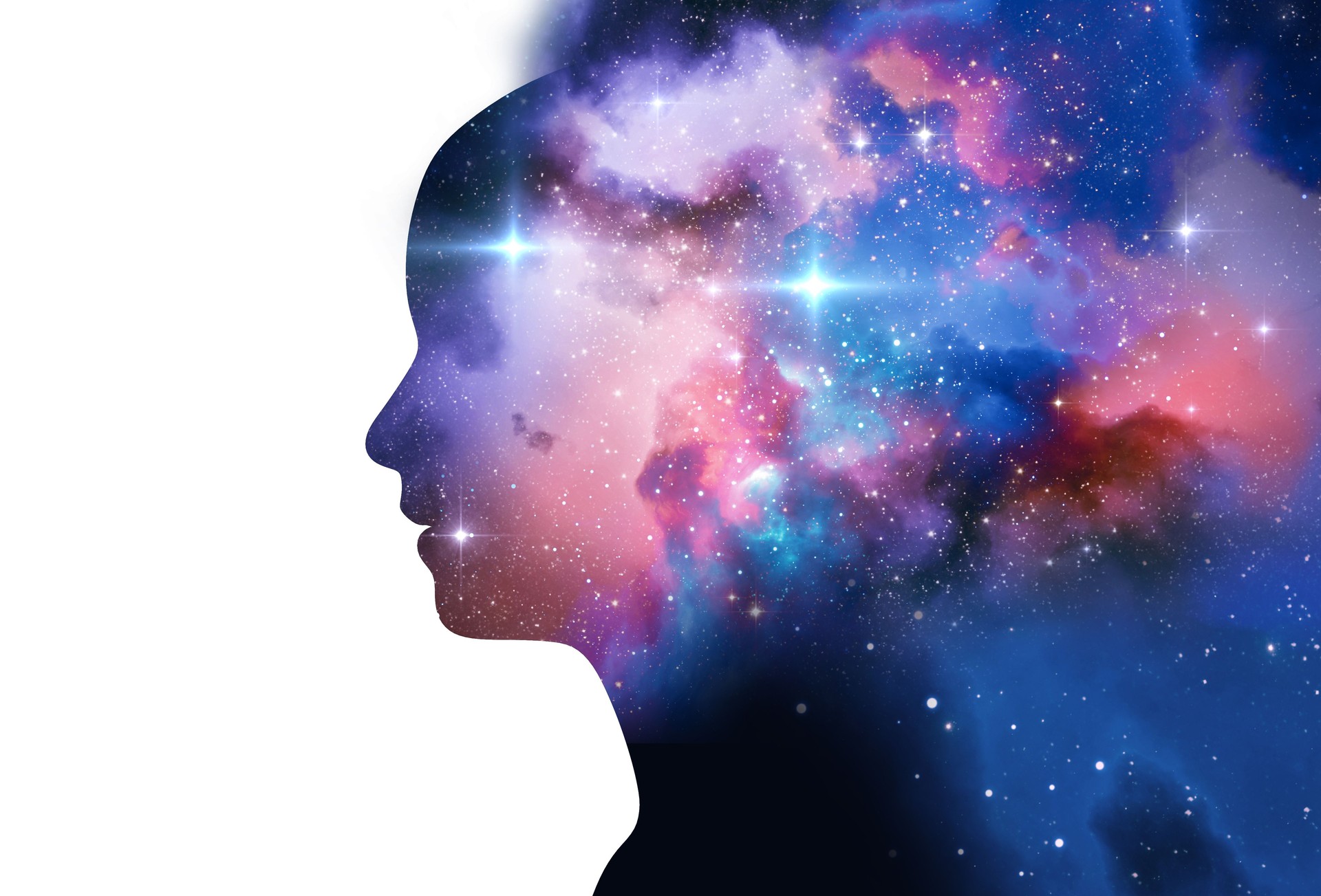silhouette di umano virtuale con chakra aura su nebulosa spaziale illustrazione 3d