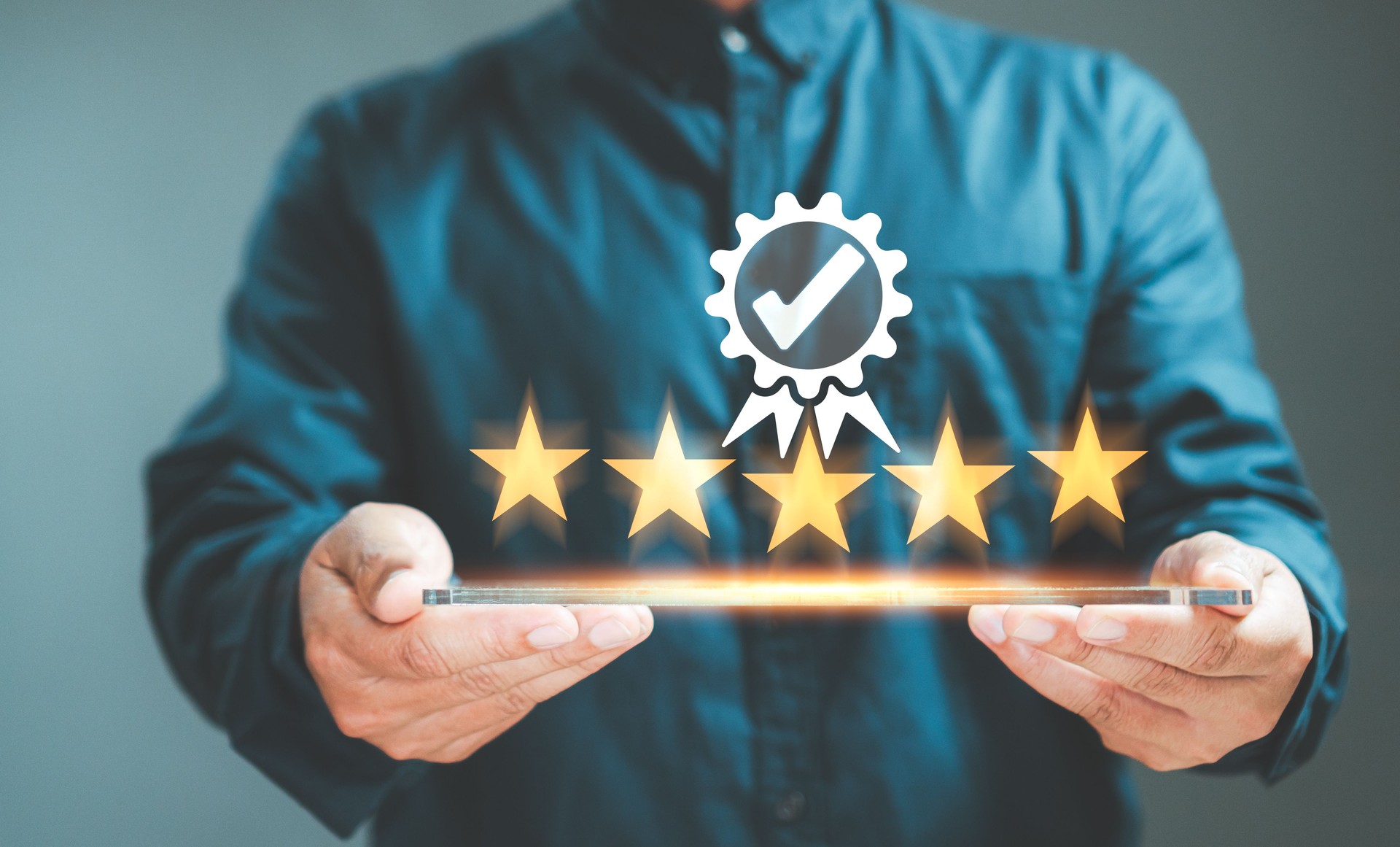 Concetto di servizio clienti e garanzia del prodotto. Uomo mano che tiene la tavoletta mostra il servizio superiore Garanzia di qualità 5 stelle, standard, certificazione ISO e soddisfazione di standardizzazione, esperienza di servizio.